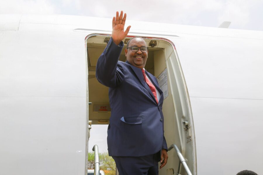 Madaxweyne Deni oo safar u baxay