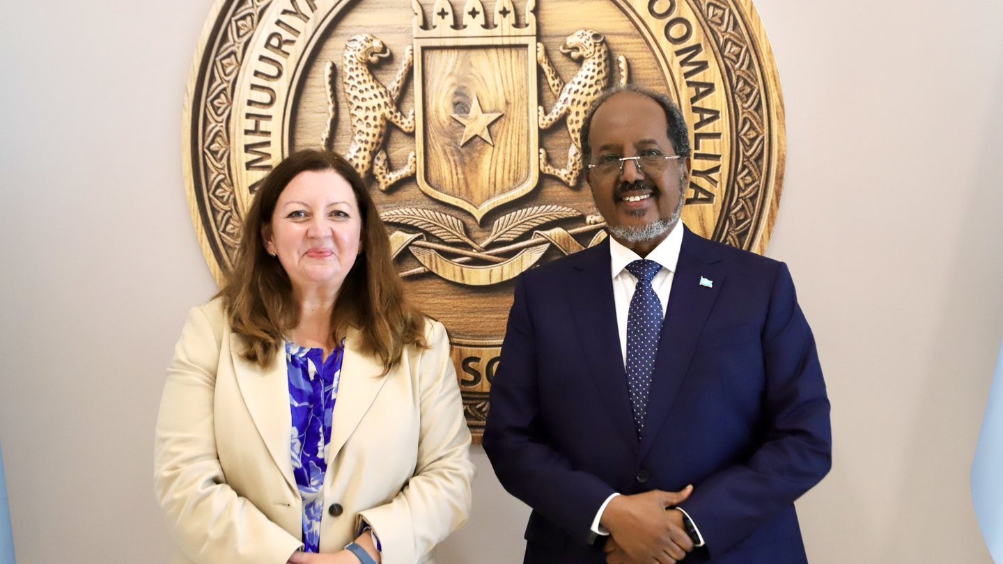 Maxay dowladda Biritayn kala hadashay madaxweyne Xasan?
