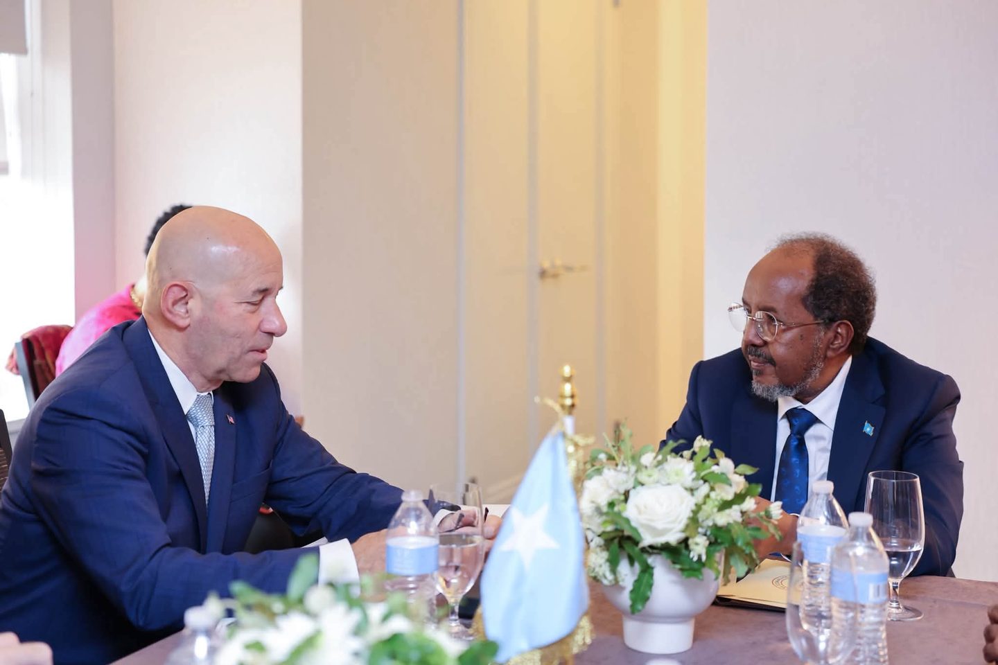 Madaxweyne Xasan Sheekh oo la kulmay kaaliyaha arrimaha Afrika ee Maraykanka