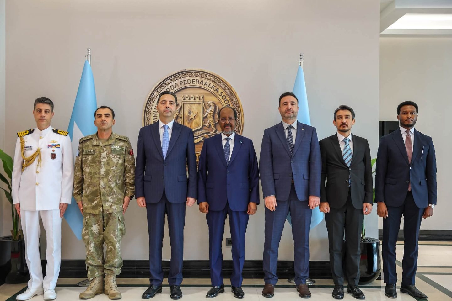 Xasan Sheekh oo warqadaha ka guddoomay safiirada cusub ee Turkiga iyo Midowga Yurub